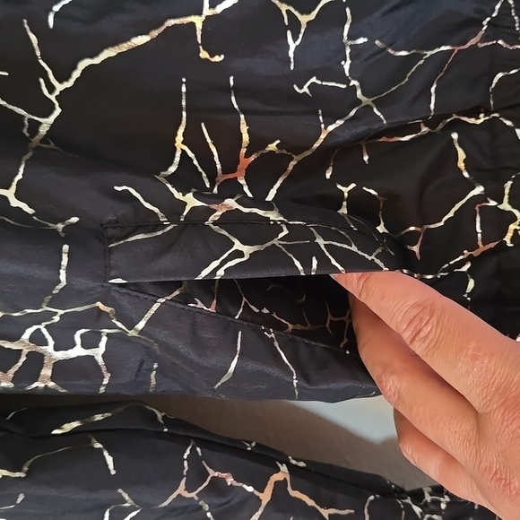 NWT Ideology Black And Gold Windbreaker Raincoat Jacket Size Medium - Picture 5 of 7